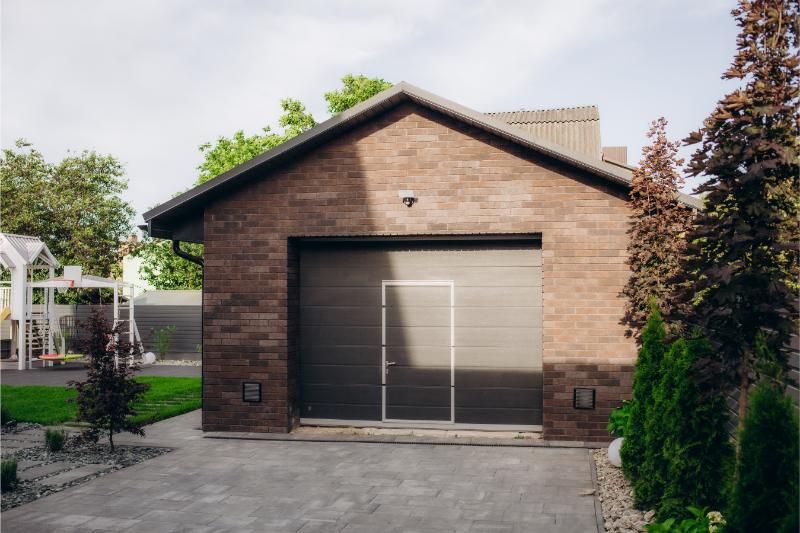 une maison en briques avec une grande porte de garage